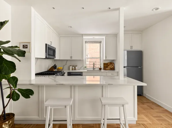 651 Vanderbilt Street image 1 of 6