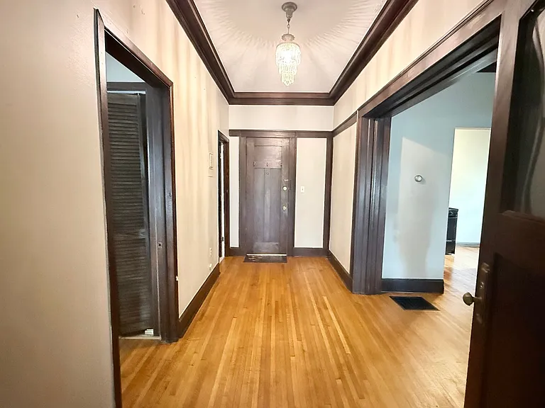 522 E Chestnut St — Photo 2