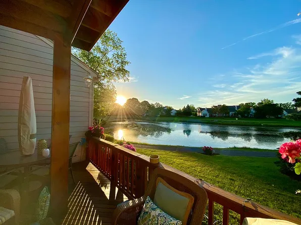 39514 Edgewater Dr #101, Northville, MI 48168