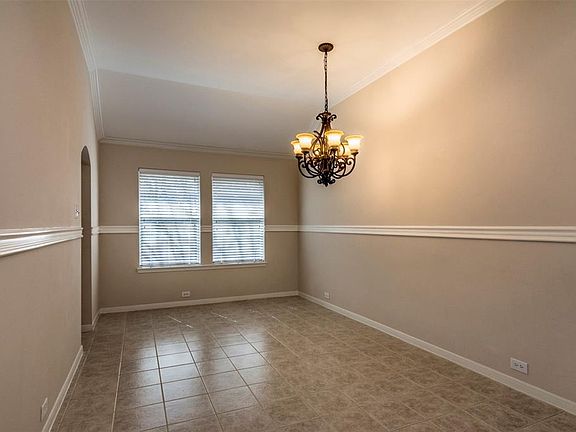 4th image of 391 Livingstone Ln