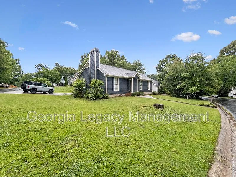 3 bed, 2.0 bath, 1296 sqft, $1,895 — Photo 3