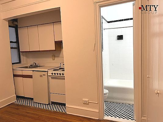 4th image of 155 E 52nd St APT 50G