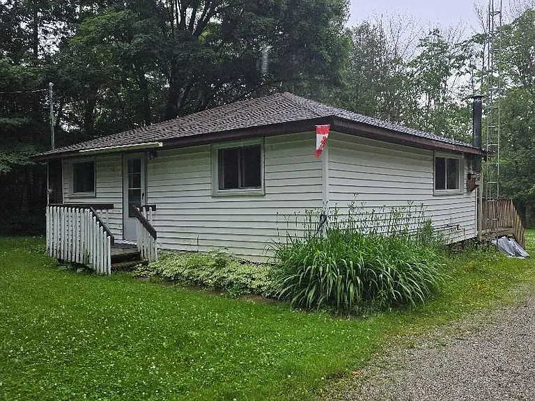15 Poplar Cres — Photo 1