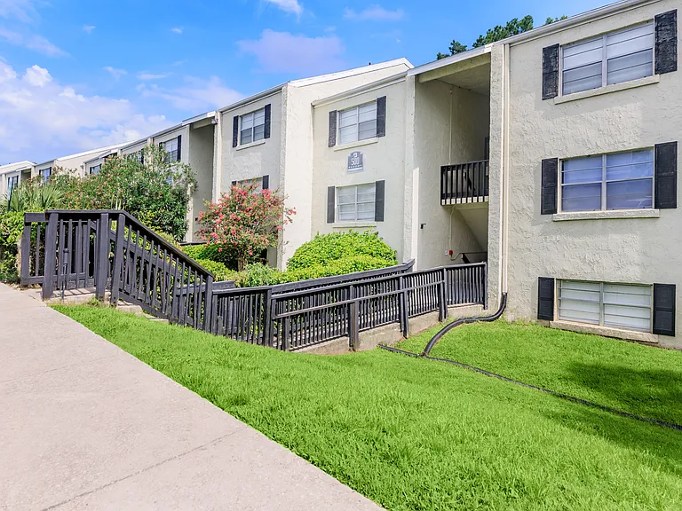 Silversmith Creek Apartments — Photo 11