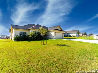 165 Fairway Dr, Floresville, TX 78114