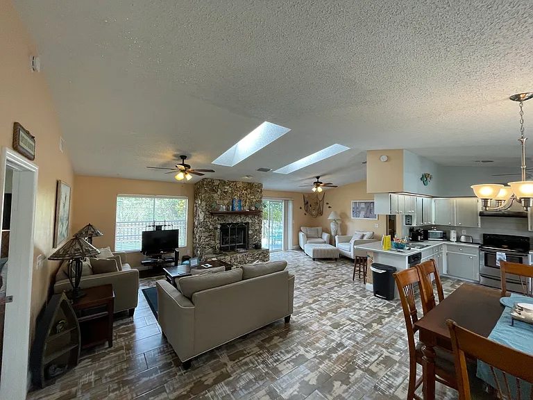 2219 Umbrella Tree Dr — Photo 2