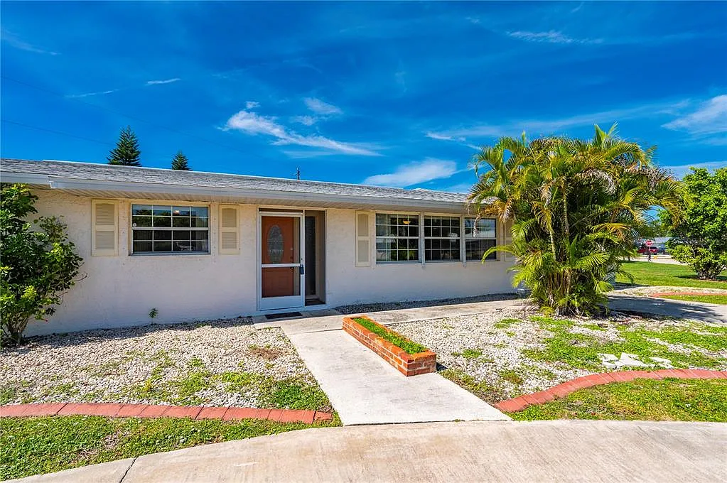3 bed, 2.0 bath, 1628 sqft, $2,200 — Photo 4