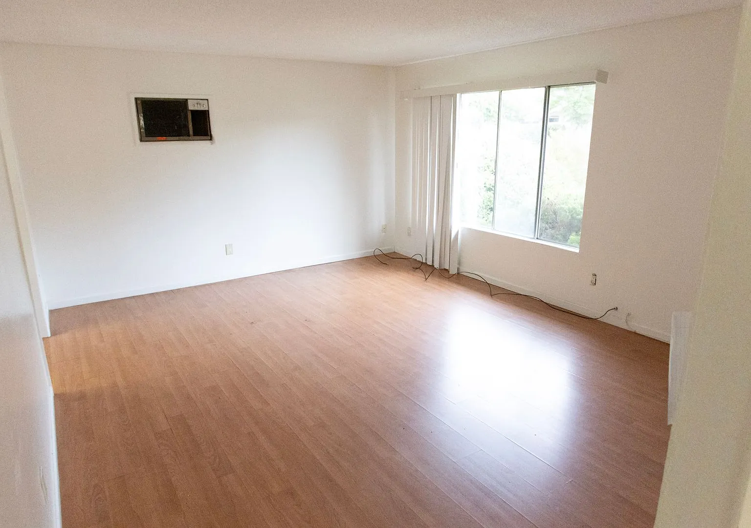 Rarely Available Private 5 Bed 3 Bath House w/ 2 Masters — Photo 3