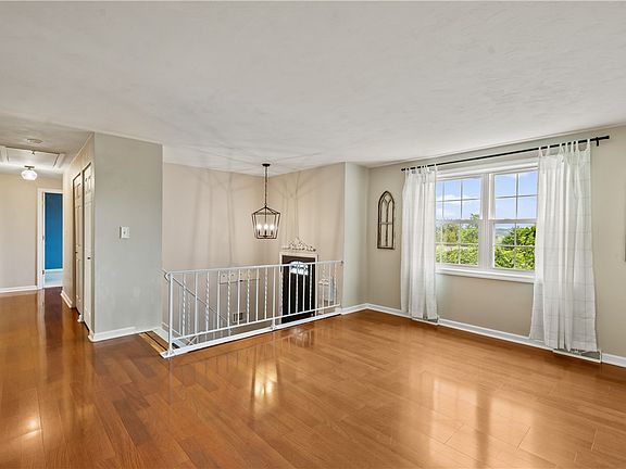 3rd image of 233 Bonita Dr
