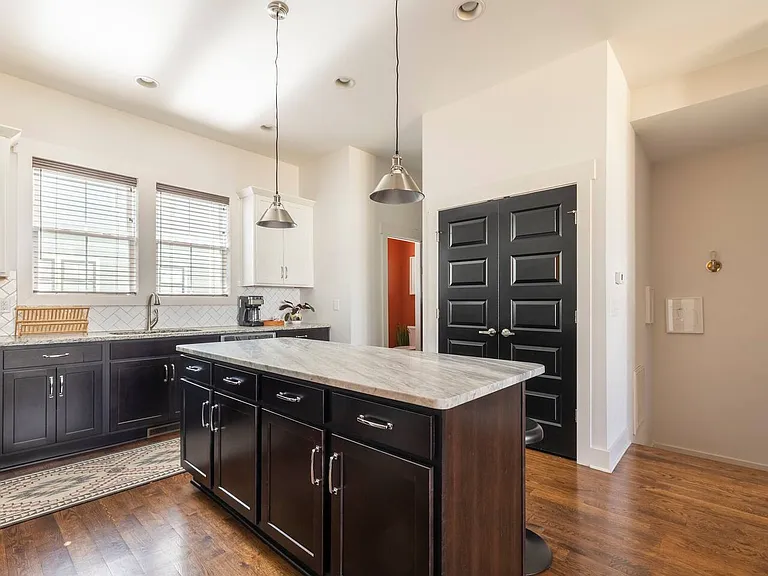 1027 E Trinity Ln #9 — Photo 12