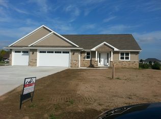 2072 Luxury Dr, Green Bay, WI 54313