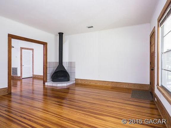 4th image of 614 NE 10th Ave