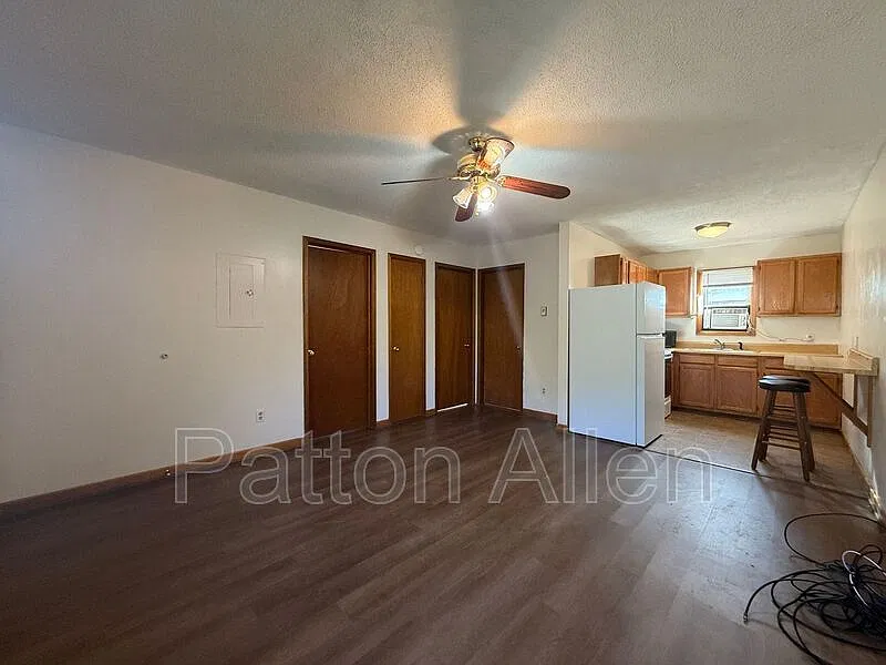 2 bed, 1.0 bath, 650 sqft, $1,300 — Photo 3