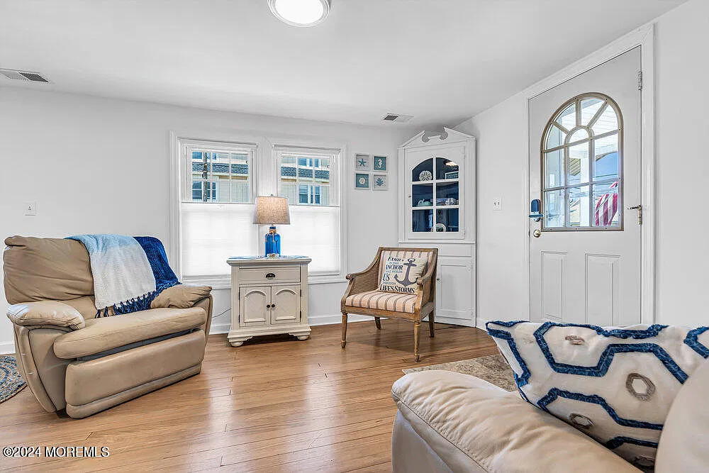 3 bed, 726 sqft, $2,500 — Photo 4