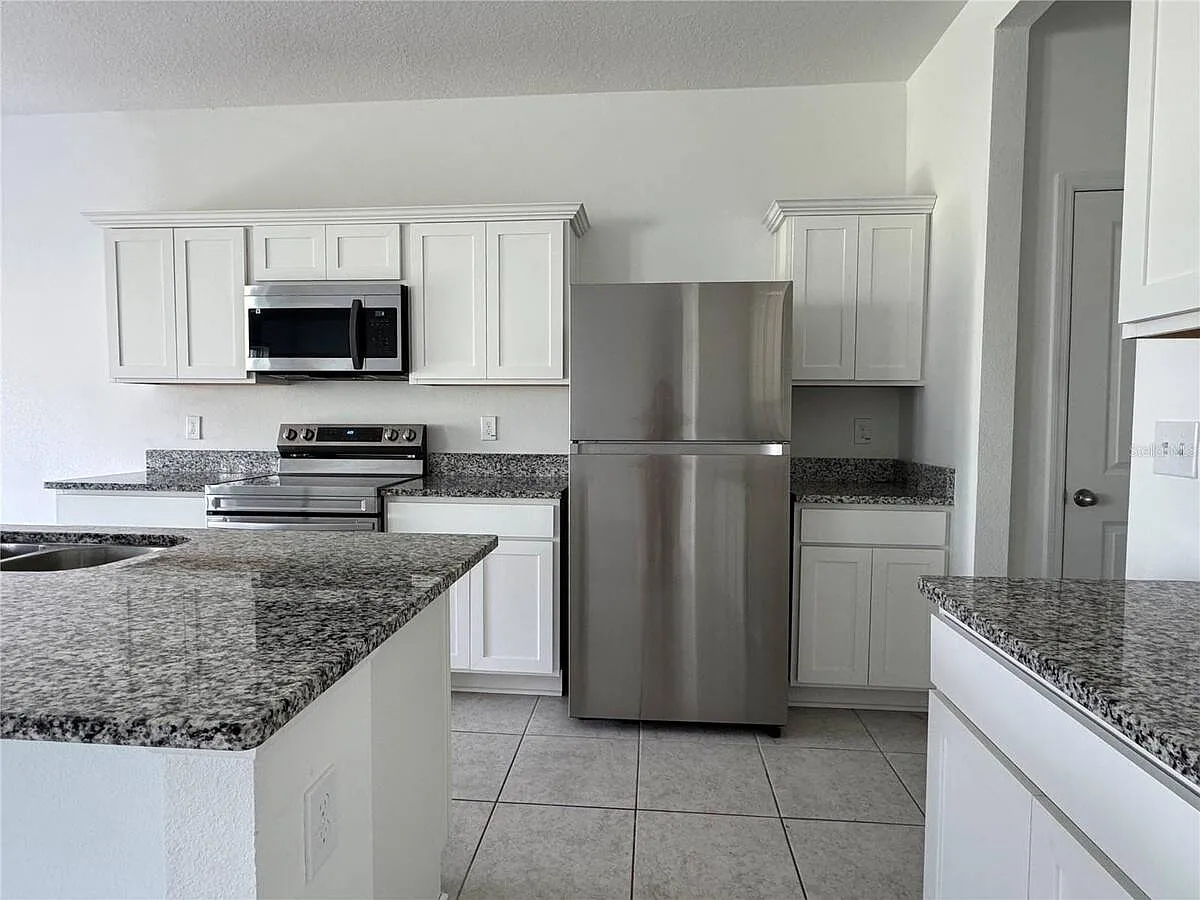 4 bed, 2.5 bath, 2660 sqft, $2,300 — Photo 2