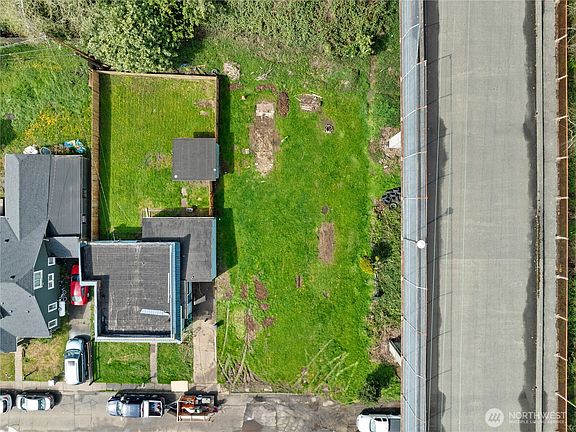 3rd image of 829 Canyon Court