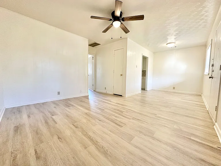 419 W Sycamore St — Photo 9