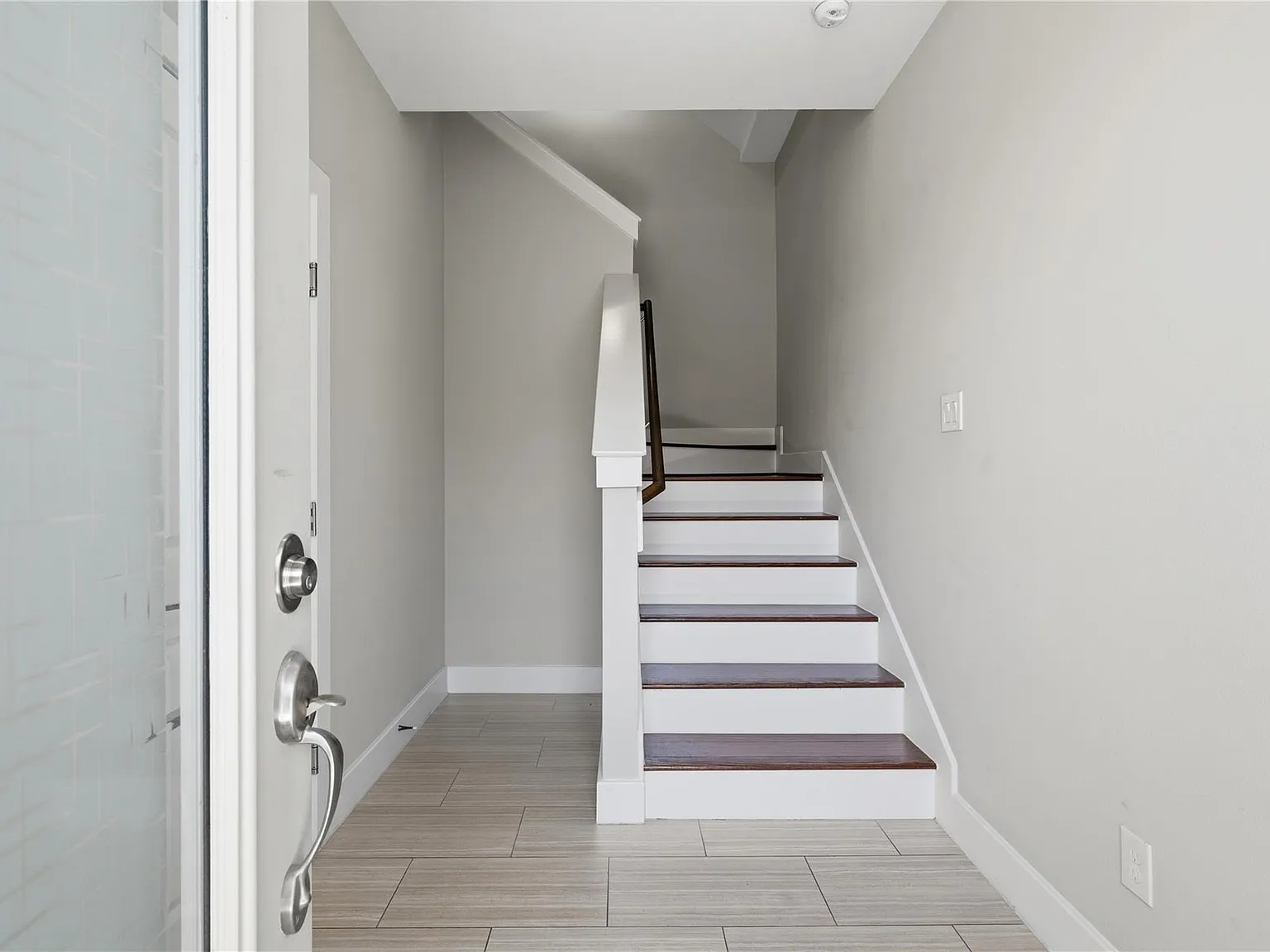3 bed, 3.5 bath, 1987 sqft, $2,600 — Photo 4