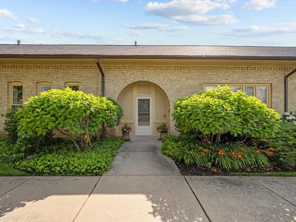 795 Stables Ct W, Highwood, IL 60040