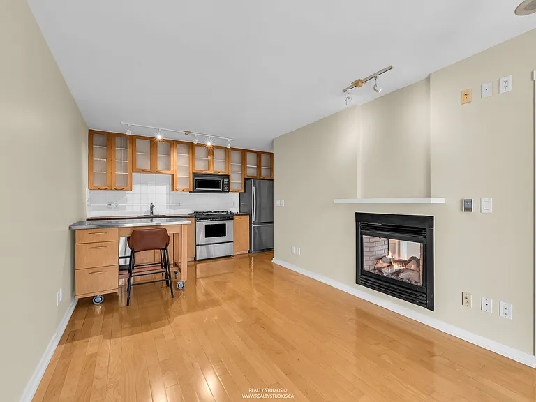 969 Richards St — Photo 2