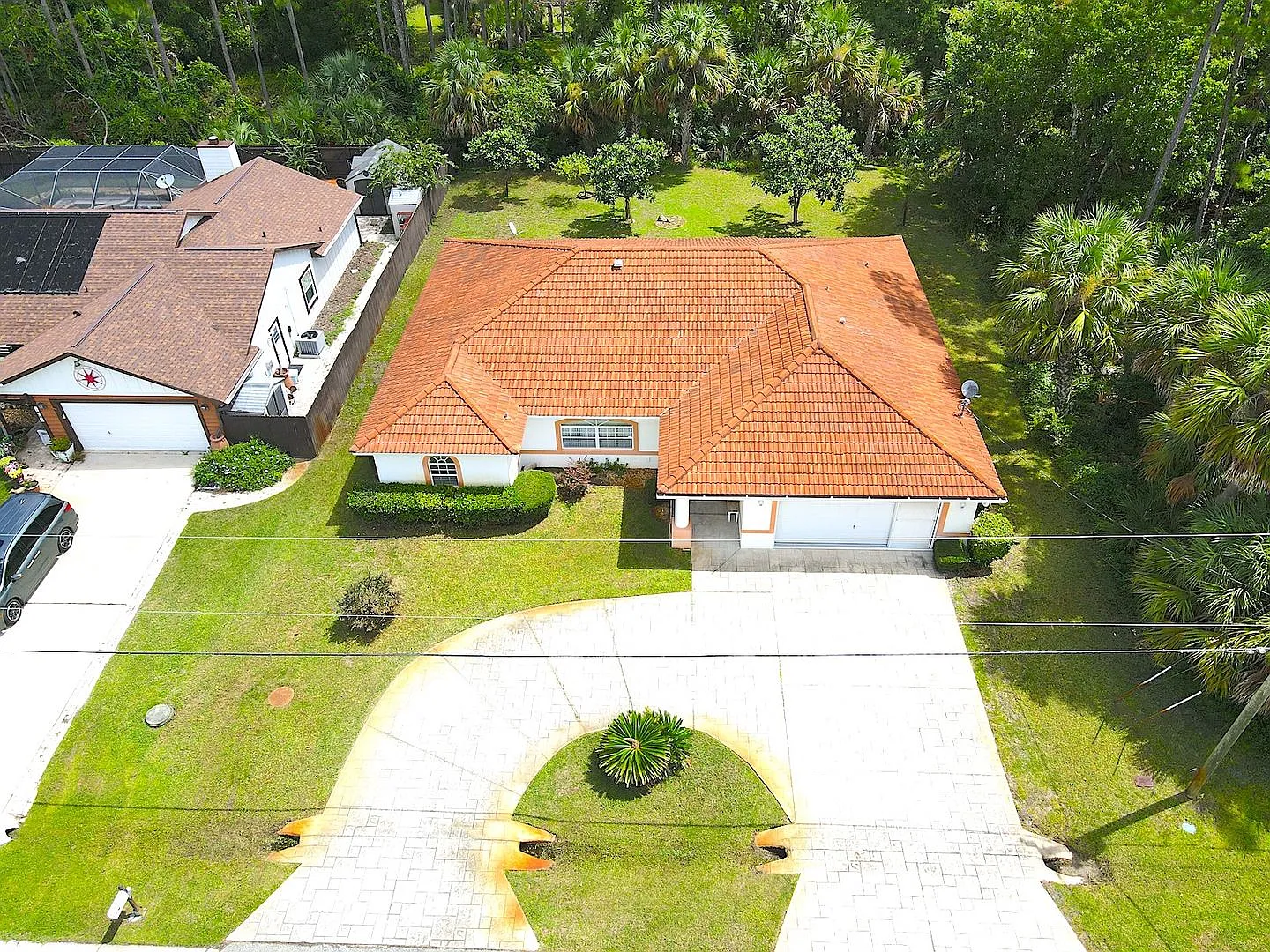 Roomy 3 Bed 2 Bath Home w Huge Screened Lanai for Rent! — Photo 4