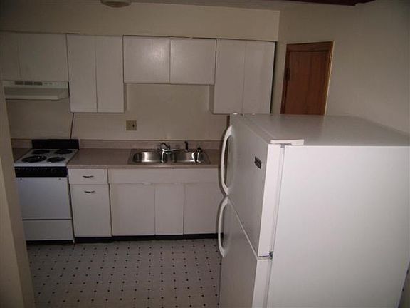 5th image of 144 E Stafford Ave