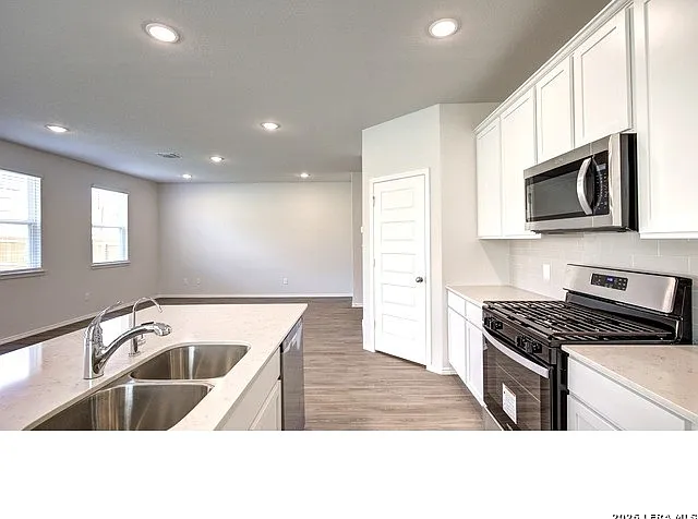 4 bed, 2.5 bath, 1940 sqft, $1,900 — Photo 2