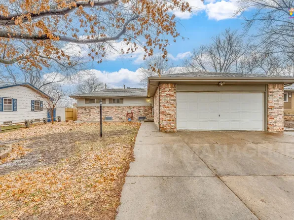 8410 E Castle Dr, Wichita, KS 67207