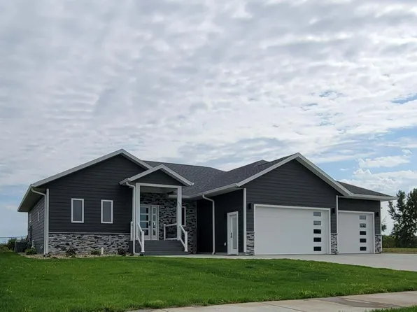 5724 Island Ct, Mitchell, SD 57301