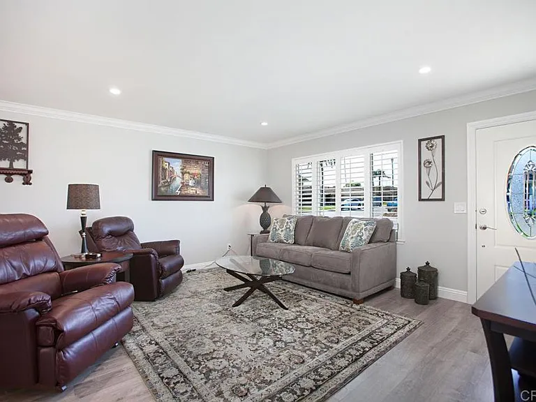 925 La Fiesta Way — Photo 3