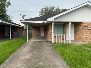 3200 Pakenham Dr, Chalmette, LA 70043