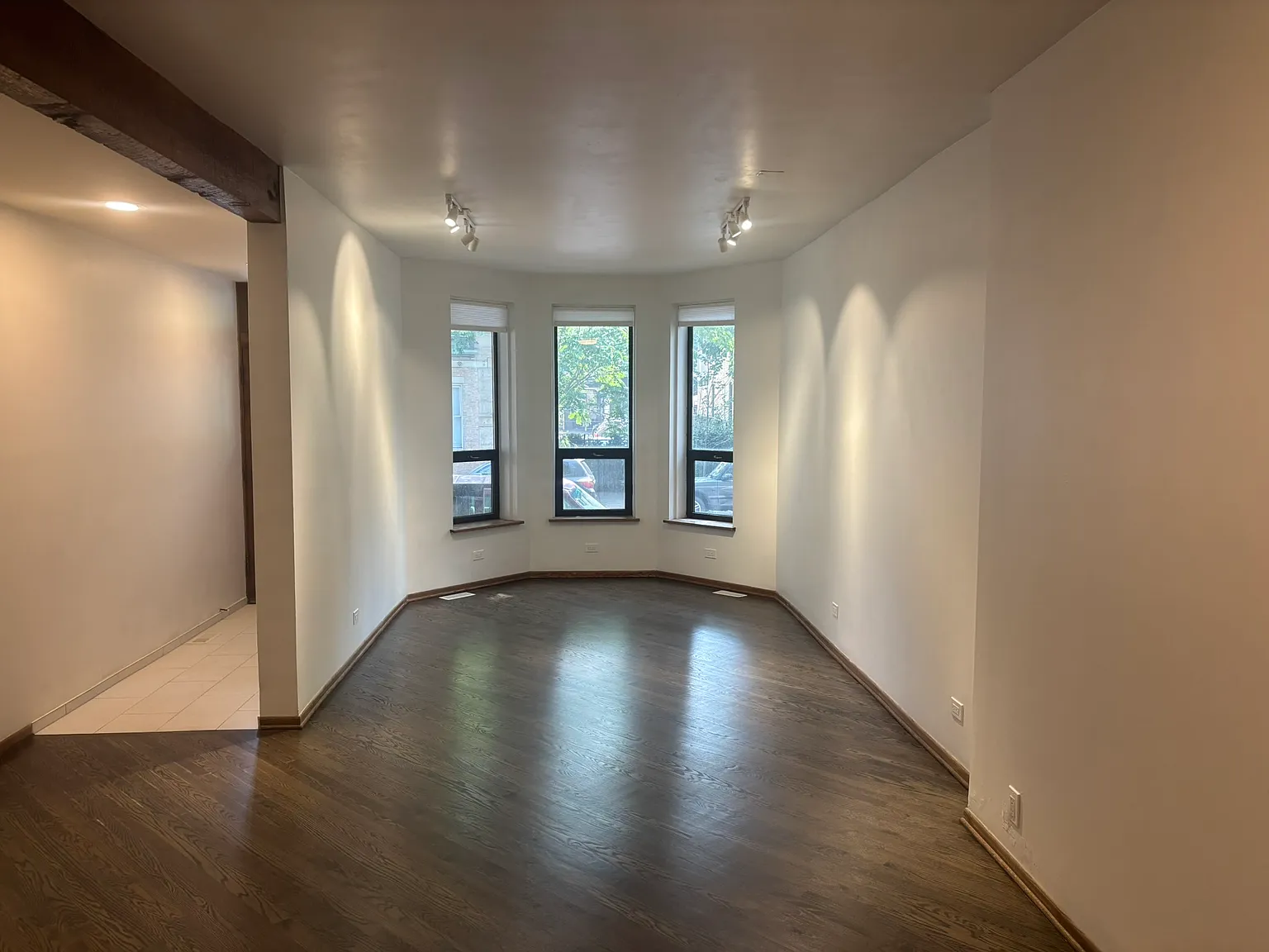3 bed, 2000 sqft, $6,000 — Photo 2
