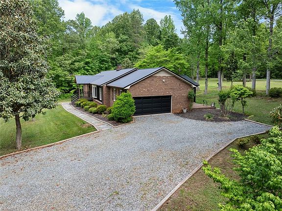 4th image of 140 Twin Brook Dr