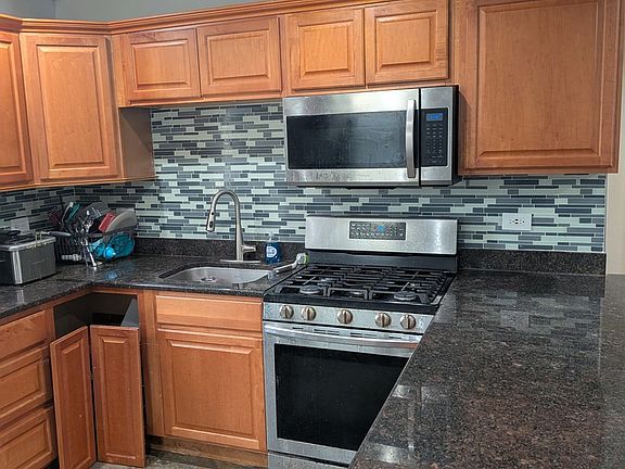 4th image of 570 Farnum Ave