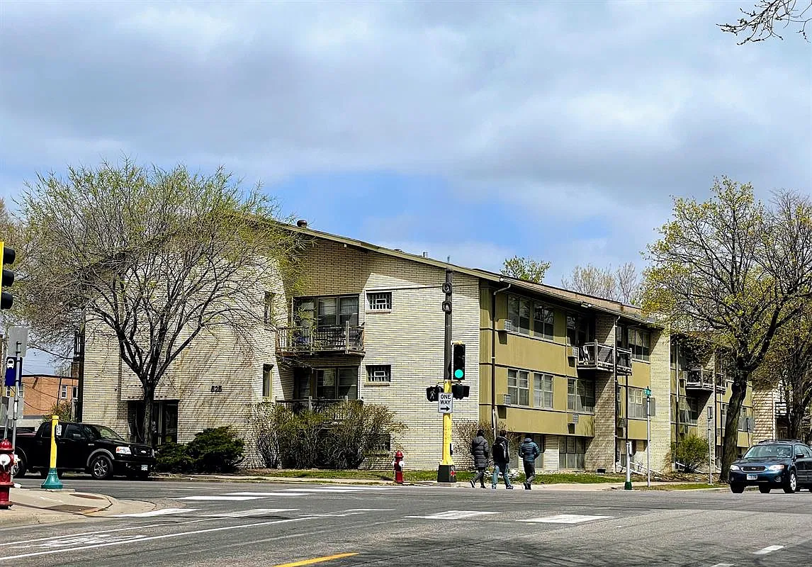 525 University — Photo 1