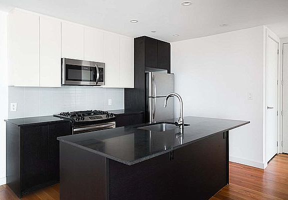 4th image of 31-43 Vernon Blvd #810