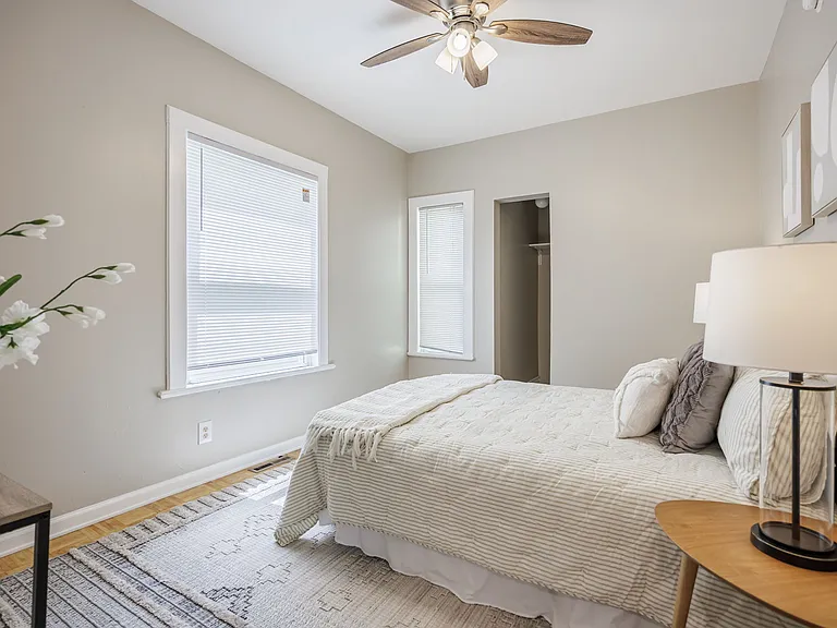 1146 S Plymouth Ave — Photo 32