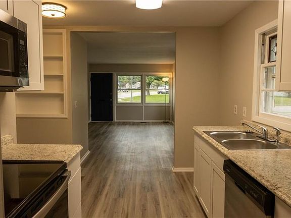 5th image of 427 E Douglas Dr