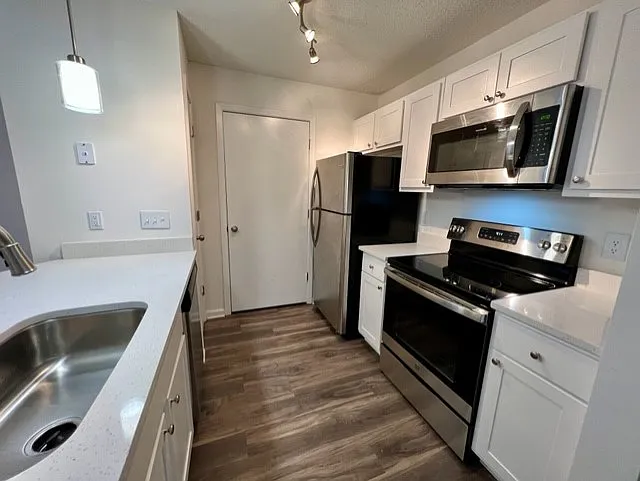 20 Hamiltons Harbor Dr #DR838 — Photo 2