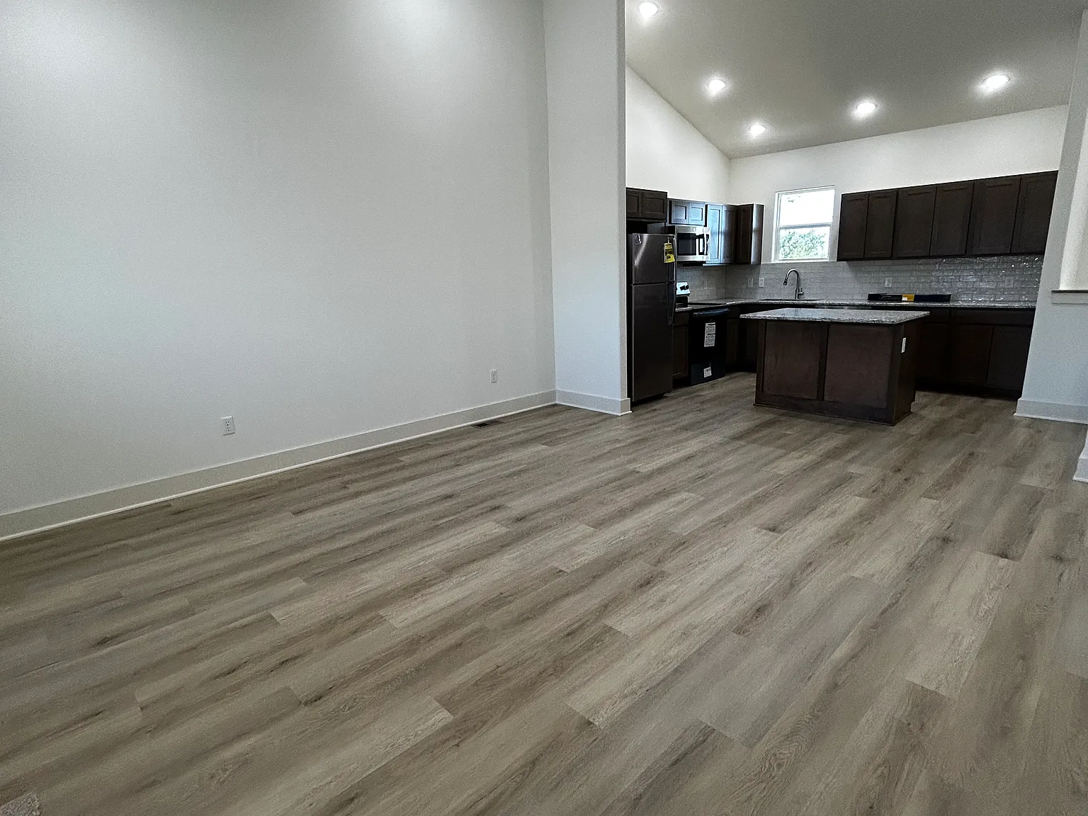 4 bed, 2400 sqft, $1,950 — Photo 2
