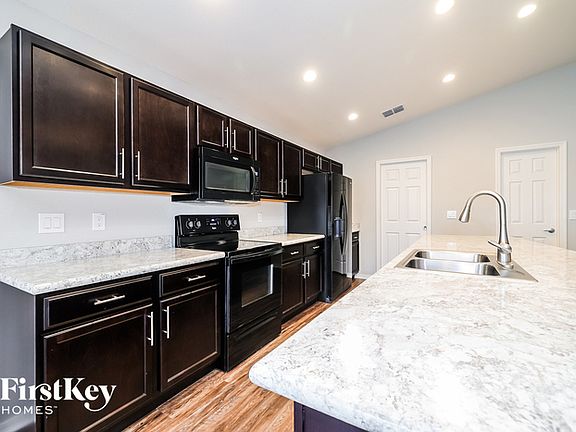 5th image of 328 Saint Georges Cir