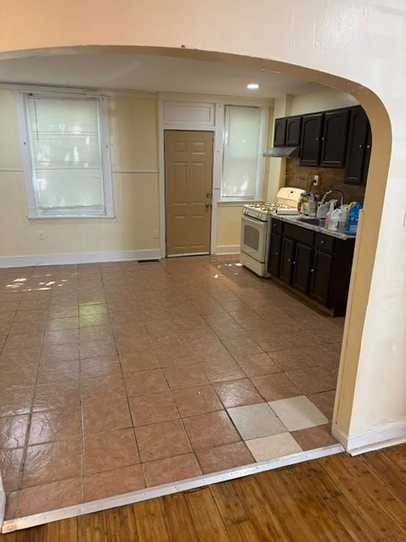 Newly renovated 3-Bedroom home in Elmwood park — Photo 2