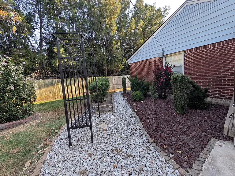 2250 S Hillside St — Photo 14