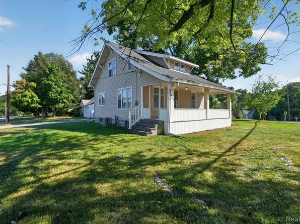 203 Center Rd, Grand Blanc, MI 48439