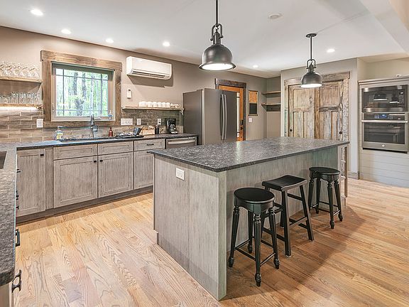 5th image of 77 Fox Den Rd #1