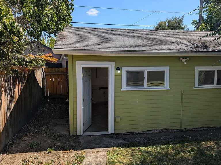 630 21st Ave — Photo 16