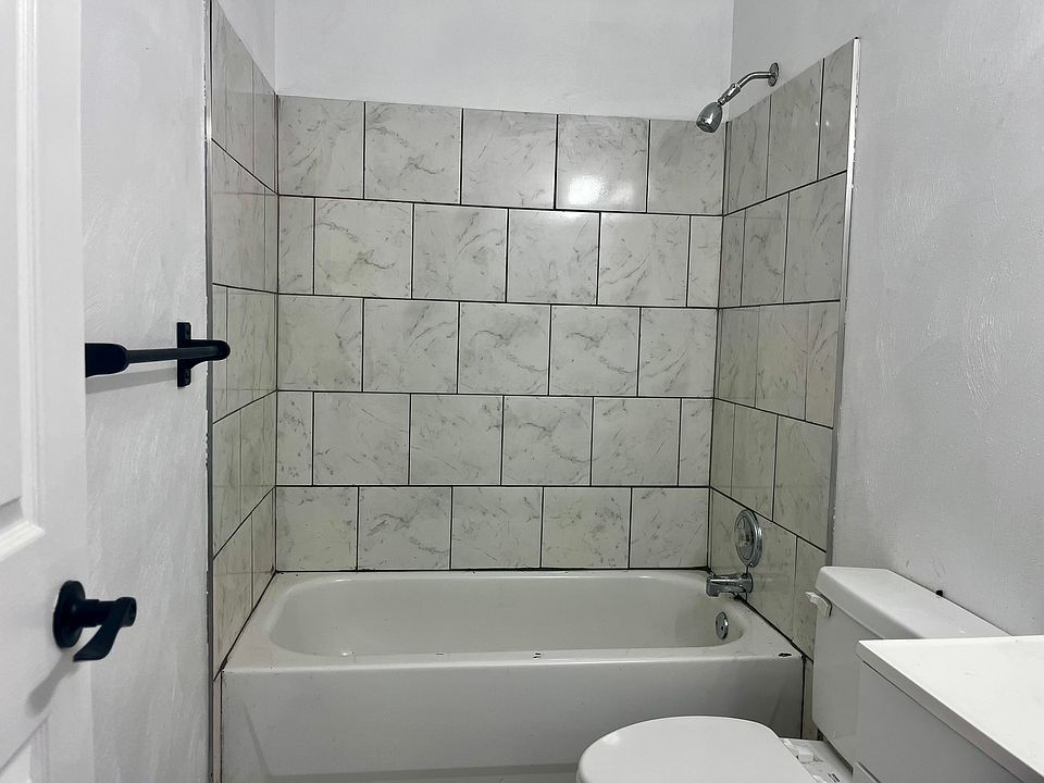 1st image of 820 Whitney Ave NW #820