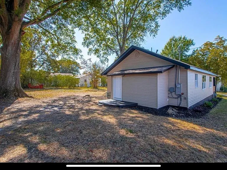 2501 S Maple St — Photo 36