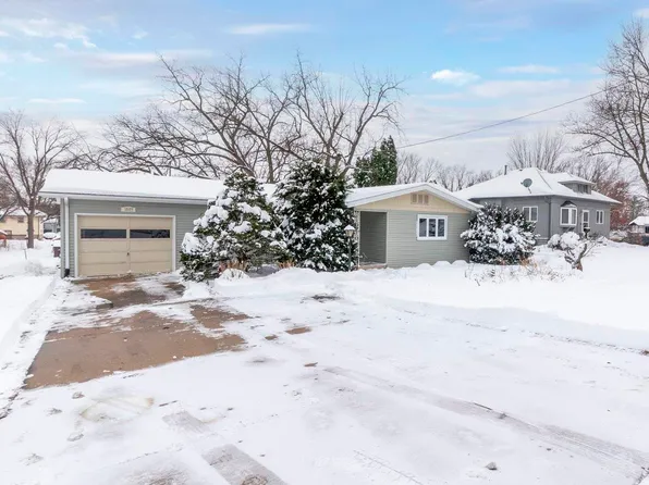 1609 Rainbow Dr, Cedar Falls, IA 50613