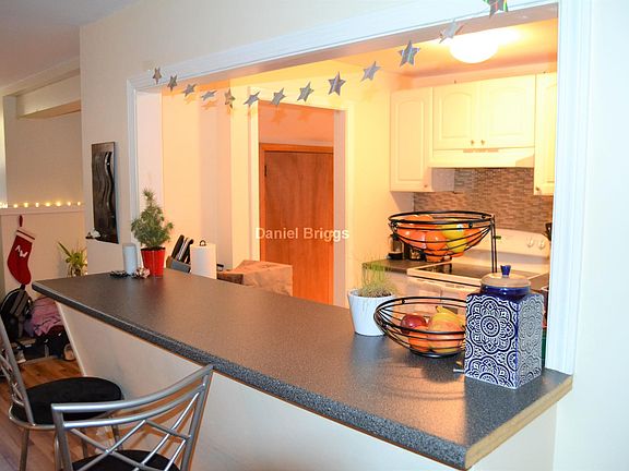 5th image of 94 Pleasant St APT 1